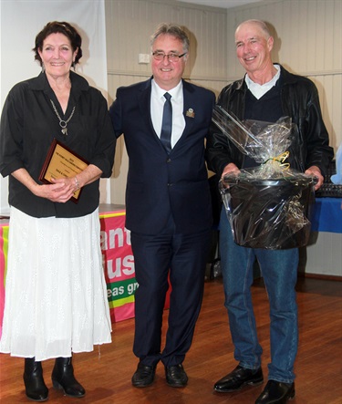 Awarding-Champion-of-Champions-Garden-of-Dale-and-Chris-Brown-Deputy-Mayor-Mark-Hodges-MP-and-Rotarian-John-van-den-Burg.jpg