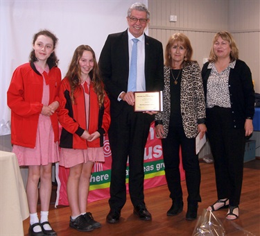 The-Environmental-Awareness-Award-was-won-by-Kellyville-Public-School-and-presented-by-Ray-Williams-MP.jpg